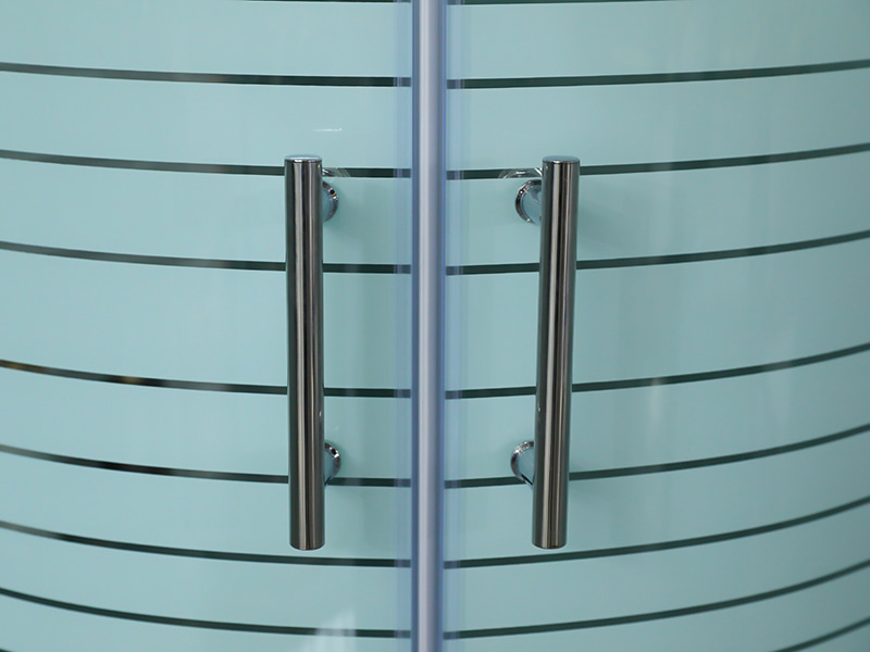 Posuvný sprchový kút SE, číre tvrdené sklo s potlačou, chrómový hliníkový profil, rukoväť s dvojitými otvormi, s podnosom Posuvný sprchový kút SE, číre tvrdené sklo s potlačou, chrómový hliníkový profil, rukoväť s dvojitými otvormi, s podnosom