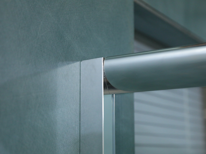 Posuvný sprchový kút SE, číre tvrdené sklo s potlačou, chrómový hliníkový profil, rukoväť s dvojitými otvormi, s podnosom Posuvný sprchový kút SE, číre tvrdené sklo s potlačou, chrómový hliníkový profil, rukoväť s dvojitými otvormi, s podnosom