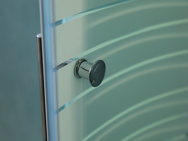 Posuvný sprchový kút SE, číre tvrdené sklo s potlačou, chrómový hliníkový profil, rukoväť s dvojitými otvormi, s podnosom Posuvný sprchový kút SE, číre tvrdené sklo s potlačou, chrómový hliníkový profil, rukoväť s dvojitými otvormi, s podnosom