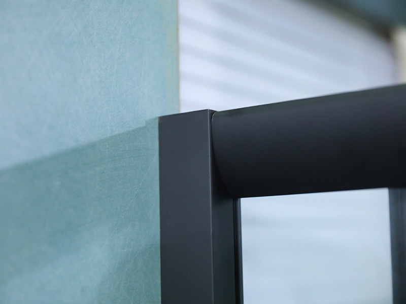 RE posuvný sprchový kút, číre tvrdené sklo s potlačou, čierny hliníkový profil, rukoväť s dvojitými otvormi, s podnosom RE posuvný sprchový kút, číre tvrdené sklo s potlačou, čierny hliníkový profil, rukoväť s dvojitými otvormi, s podnosom