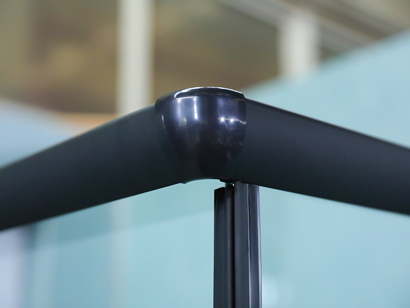 RE posuvný sprchový kút, číre tvrdené sklo s potlačou, čierny hliníkový profil, rukoväť s dvojitými otvormi, s podnosom RE posuvný sprchový kút, číre tvrdené sklo s potlačou, čierny hliníkový profil, rukoväť s dvojitými otvormi, s podnosom