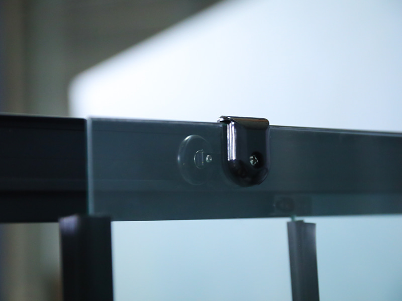 RE posuvný sprchový kút, číre tvrdené sklo s potlačou, čierny hliníkový profil, rukoväť s dvojitými otvormi, s podnosom RE posuvný sprchový kút, číre tvrdené sklo s potlačou, čierny hliníkový profil, rukoväť s dvojitými otvormi, s podnosom