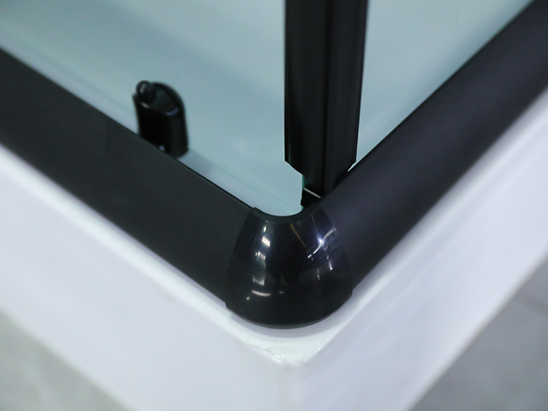 RE posuvný sprchový kút, číre tvrdené sklo s potlačou, čierny hliníkový profil, rukoväť s dvojitými otvormi, s podnosom RE posuvný sprchový kút, číre tvrdené sklo s potlačou, čierny hliníkový profil, rukoväť s dvojitými otvormi, s podnosom