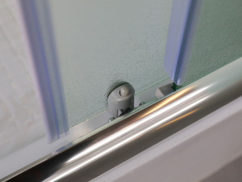 RE Posuvný sprchový kút, matné tvrdené sklo, chrómový hliníkový profil, rukoväť s dvojitými otvormi, s podnosom RE Posuvný sprchový kút, matné tvrdené sklo, chrómový hliníkový profil, rukoväť s dvojitými otvormi, s podnosom