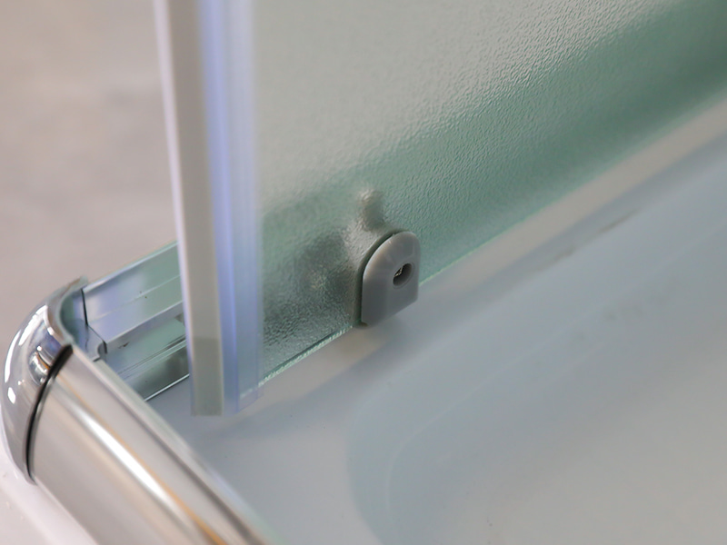 RE Posuvný sprchový kút, matné tvrdené sklo, chrómový hliníkový profil, rukoväť s dvojitými otvormi, s podnosom RE Posuvný sprchový kút, matné tvrdené sklo, chrómový hliníkový profil, rukoväť s dvojitými otvormi, s podnosom