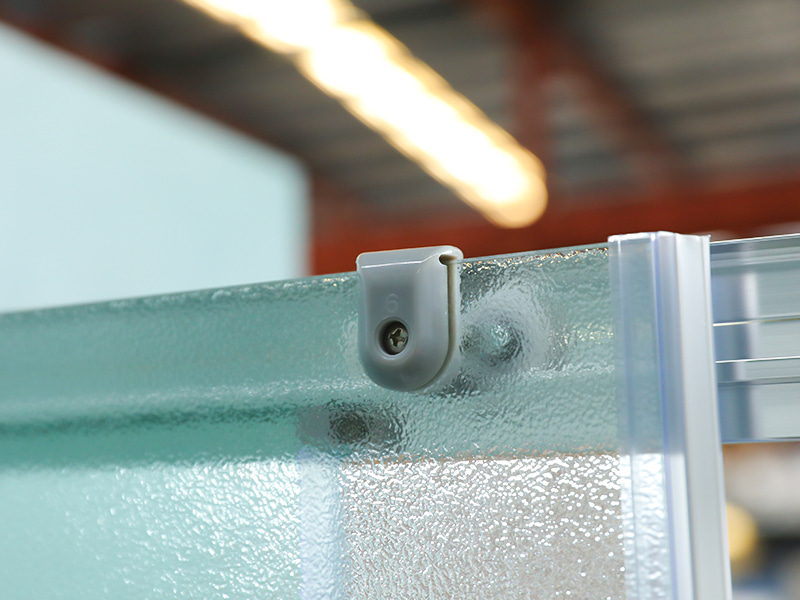 RE Posuvný sprchový kút, matné tvrdené sklo, chrómový hliníkový profil, rukoväť s dvojitými otvormi, s podnosom RE Posuvný sprchový kút, matné tvrdené sklo, chrómový hliníkový profil, rukoväť s dvojitými otvormi, s podnosom