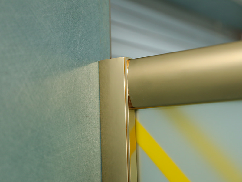 RE posuvný sprchový kút, matné tvrdené sklo s potlačou, zlatý hliníkový profil, rukoväť s dvojitými otvormi, s podnosom RE posuvný sprchový kút, matné tvrdené sklo s potlačou, zlatý hliníkový profil, rukoväť s dvojitými otvormi, s podnosom