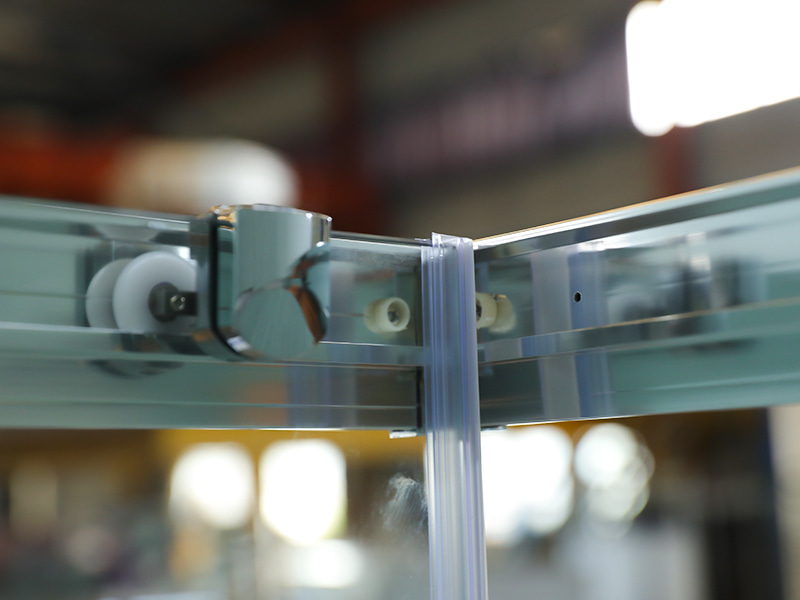 RE posuvný sprchový kút, číre tvrdené sklo, chrómový hliníkový profil, rukoväť s dvojitými otvormi, s podnosom RE posuvný sprchový kút, číre tvrdené sklo, chrómový hliníkový profil, rukoväť s dvojitými otvormi, s podnosom