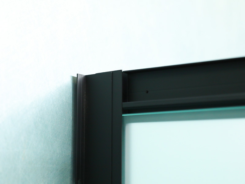 Posuvný sprchový kút SQ, matné tvrdené sklo s potlačou, čierny hliníkový profil, rukoväť s dvojitými otvormi, s podnosom Posuvný sprchový kút SQ, matné tvrdené sklo s potlačou, čierny hliníkový profil, rukoväť s dvojitými otvormi, s podnosom