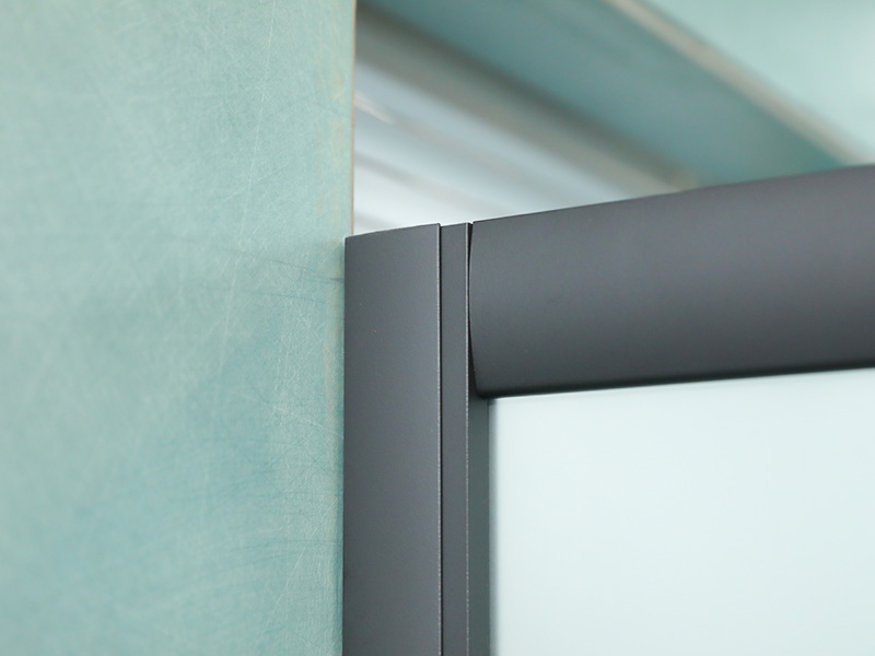 Posuvný sprchový kút SQ, matné tvrdené sklo s potlačou, čierny hliníkový profil, rukoväť s dvojitými otvormi, s podnosom Posuvný sprchový kút SQ, matné tvrdené sklo s potlačou, čierny hliníkový profil, rukoväť s dvojitými otvormi, s podnosom