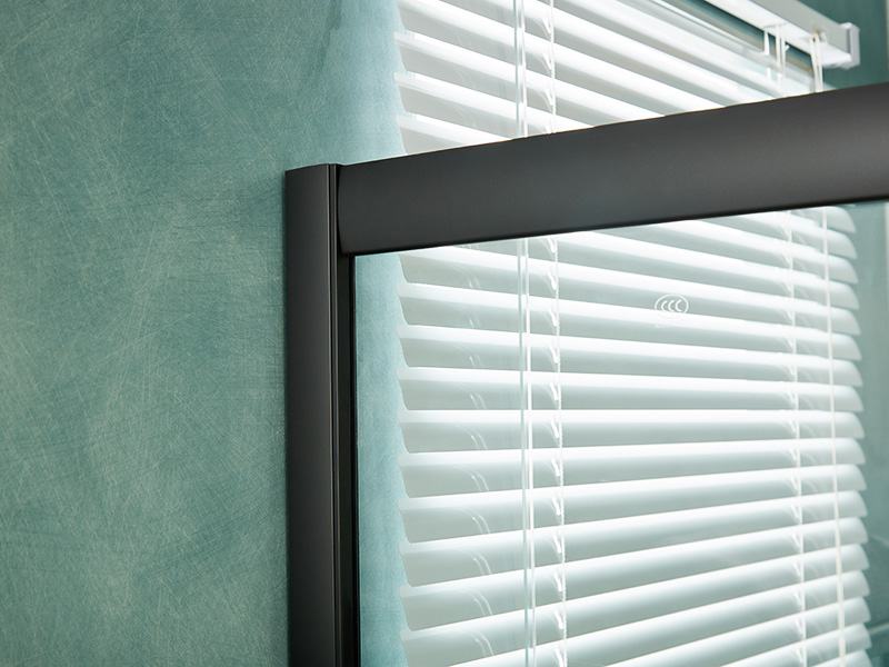 Sprchový kút SQ posuvný, číre tvrdené sklo, čierny hliníkový profil, rukoväť s dvojitými otvormi, s podnosom Sprchový kút SQ posuvný, číre tvrdené sklo, čierny hliníkový profil, rukoväť s dvojitými otvormi, s podnosom