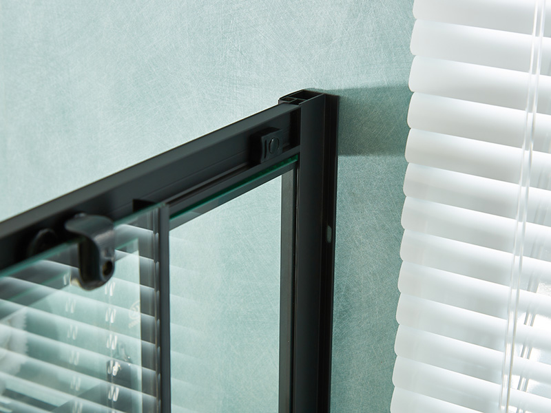 Sprchový kút SQ posuvný, číre tvrdené sklo, čierny hliníkový profil, rukoväť s dvojitými otvormi, s podnosom Sprchový kút SQ posuvný, číre tvrdené sklo, čierny hliníkový profil, rukoväť s dvojitými otvormi, s podnosom