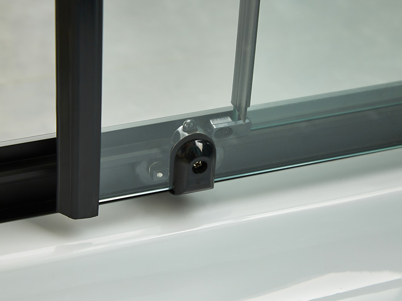 Sprchový kút SQ posuvný, číre tvrdené sklo, čierny hliníkový profil, rukoväť s dvojitými otvormi, s podnosom Sprchový kút SQ posuvný, číre tvrdené sklo, čierny hliníkový profil, rukoväť s dvojitými otvormi, s podnosom