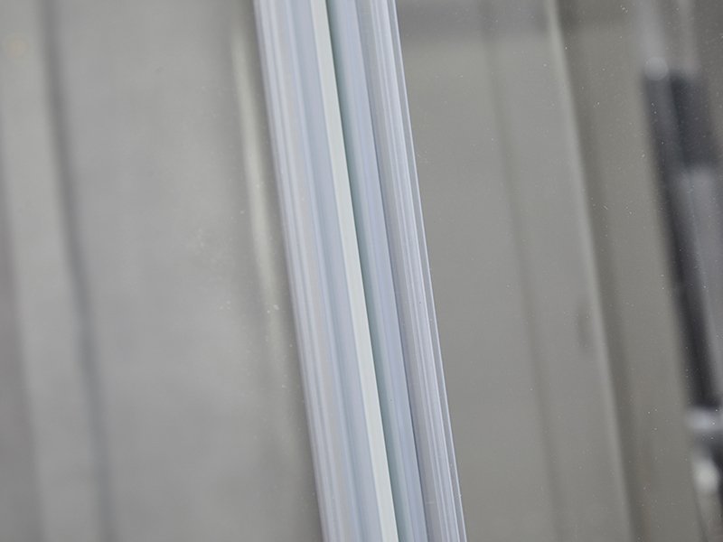 Posuvný sprchový kút SE, číre tvrdené sklo, chrómový hliníkový profil, rukoväť s dvojitými otvormi, bez vaničky Posuvný sprchový kút SE, číre tvrdené sklo, chrómový hliníkový profil, rukoväť s dvojitými otvormi, bez vaničky