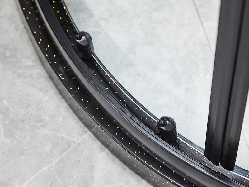 Posuvný sprchový kút SE, číre tvrdené sklo, čierny hliníkový profil, rukoväť s dvojitými otvormi, bez vaničky Posuvný sprchový kút SE, číre tvrdené sklo, čierny hliníkový profil, rukoväť s dvojitými otvormi, bez vaničky