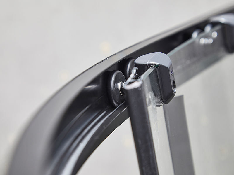 Posuvný sprchový kút SE, číre tvrdené sklo, čierny hliníkový profil, rukoväť s dvojitými otvormi, bez vaničky Posuvný sprchový kút SE, číre tvrdené sklo, čierny hliníkový profil, rukoväť s dvojitými otvormi, bez vaničky